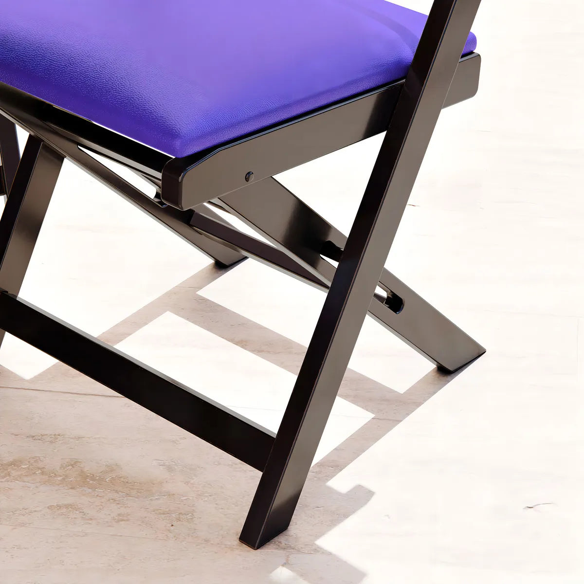 Conjunto Mesa Dobrável Madeira MAciça 70x70, 4 Cadeiras Estofadas - Cor: Preto/Roxo